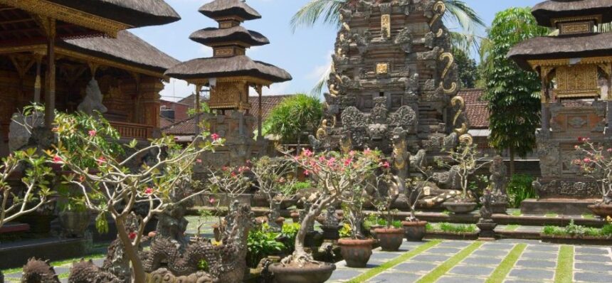 Спокойствие сада Сингараджа в Бали (Индонезия)