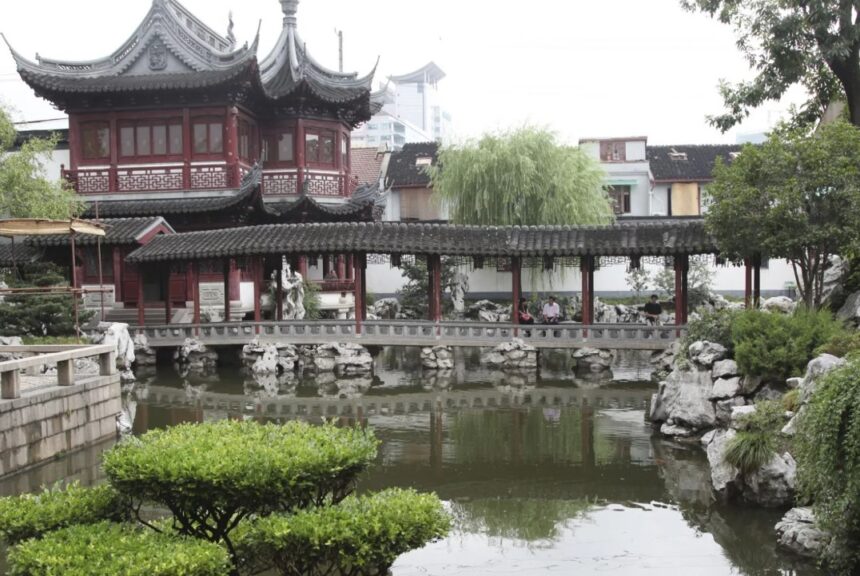 Традиционный сад Юйюань в Шанхае (Китай)