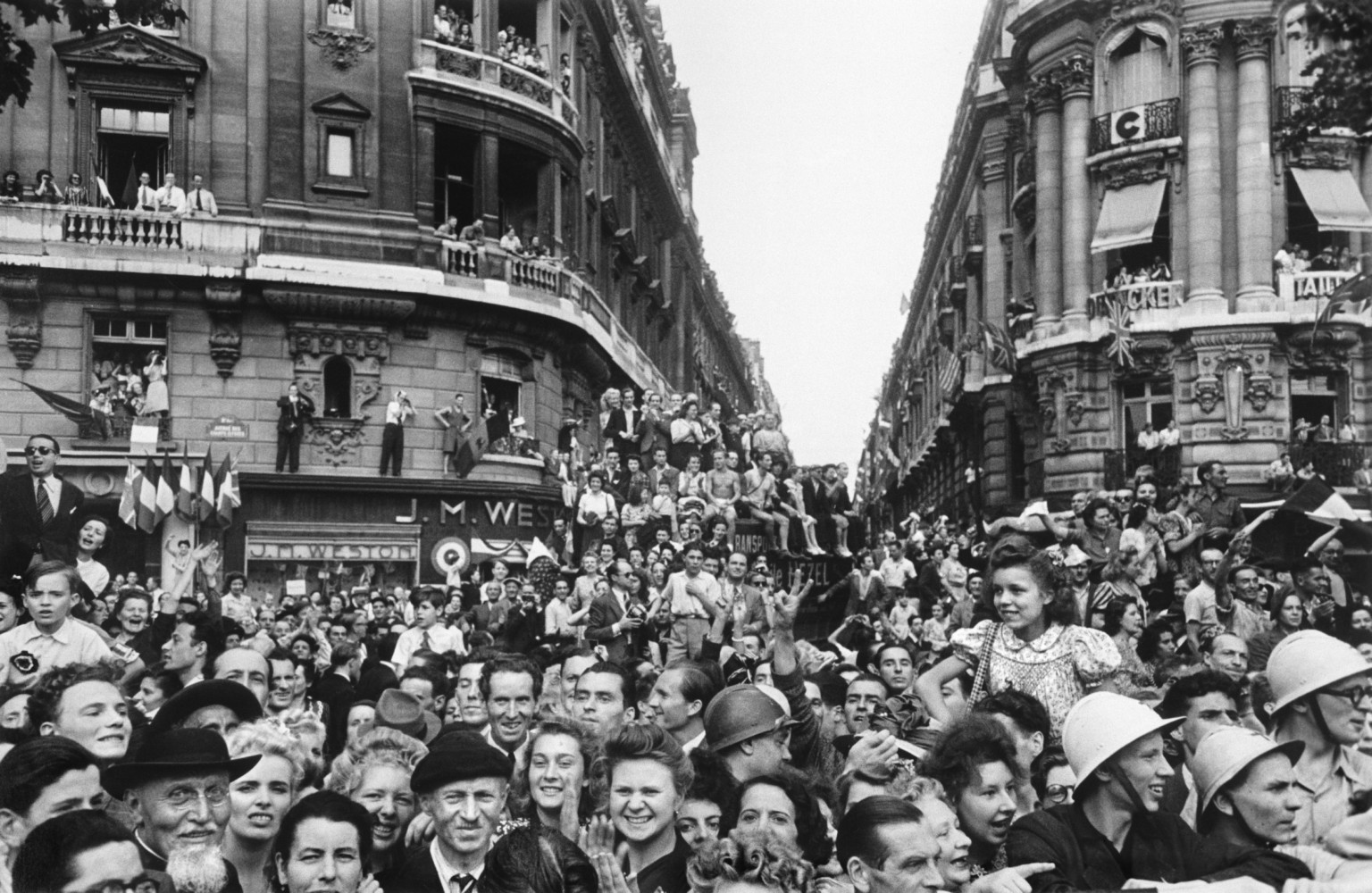 На что обращает внимание Libération в социальной политике