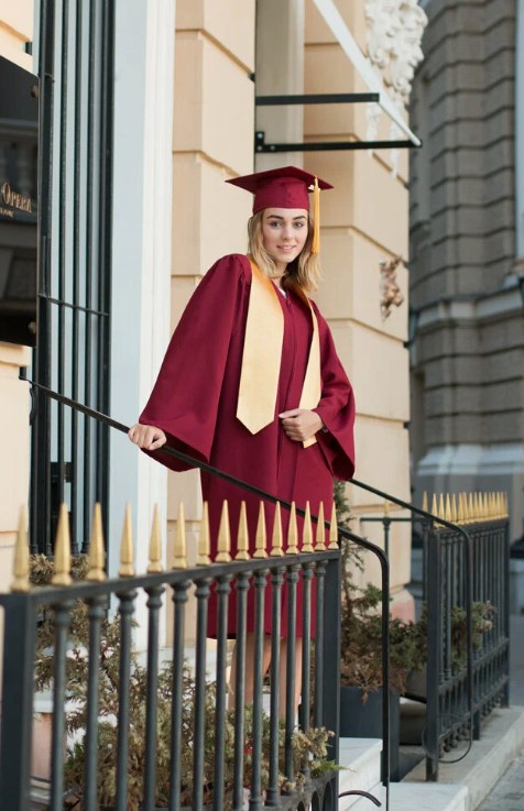 Мантия для выпускников с ярким стилем и идеальной посадкой