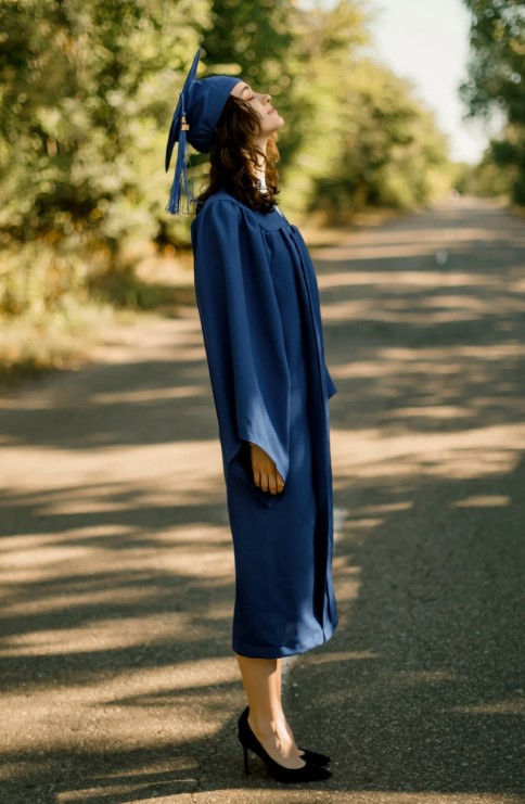 Мантия для выпускников с ярким стилем и идеальной посадкой